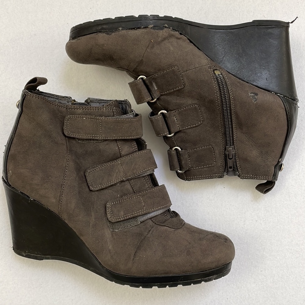 Dana Buchman Wedge Heel Boots